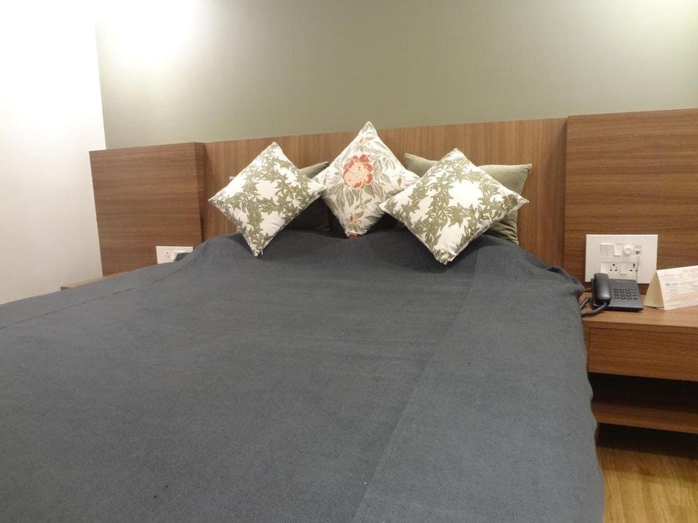 Hotel Diplomat, Colaba Мумбай Екстериор снимка