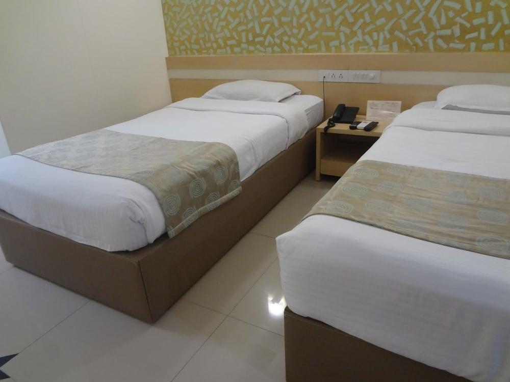 Hotel Diplomat, Colaba Мумбай Екстериор снимка