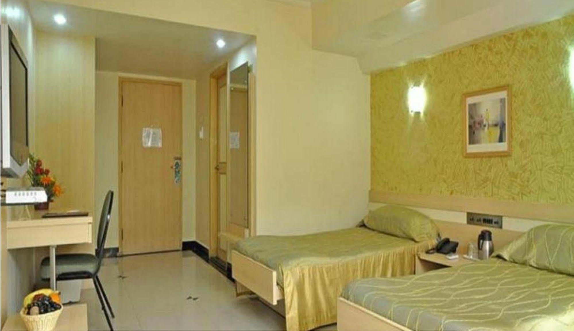 Hotel Diplomat, Colaba Мумбай Екстериор снимка